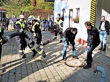 Unser Bild zeigt das Anbringen des Mastwurfes an der Saugleitung. Foto: Werner Reißaus