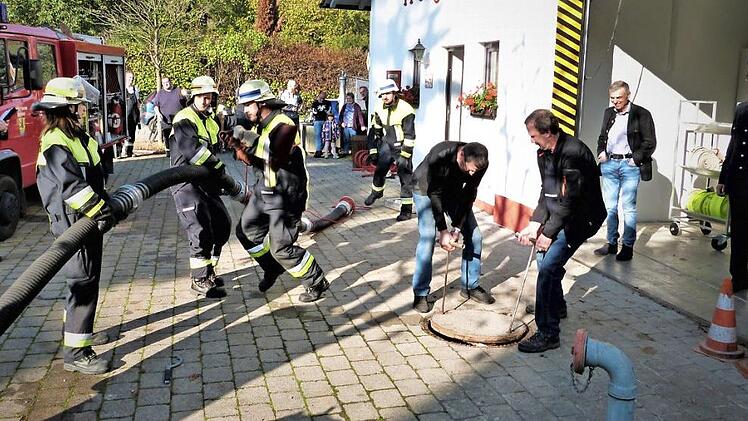 Unser Bild zeigt das Anbringen des Mastwurfes an der Saugleitung. Foto: Werner Reißaus