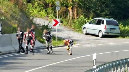 Die junge Bikergang schlendert über die Fahrbahn und inspiziert frische Ölspuren. Foto: Sandra Hackenberg