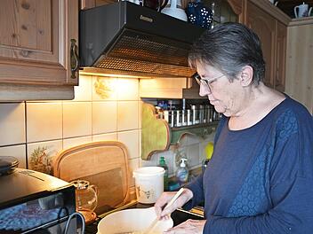 Irmgard Ginzel, die das Konzept ehrenamtlich erstellte, ist beim Kochen – so könnte eine Aufgabe der Alltagsbetreuer aussehen.