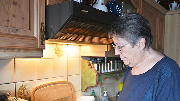 Irmgard Ginzel, die das Konzept ehrenamtlich erstellte, ist beim Kochen – so könnte eine Aufgabe der Alltagsbetreuer aussehen.