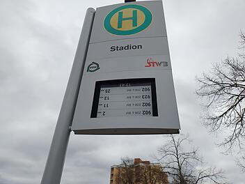 Alles steht Kopf in Bamberg: Haltestellen-Anzeige falsch herum montiert