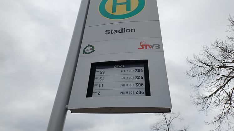 Alles steht Kopf in Bamberg: Haltestellen-Anzeige falsch herum montiert