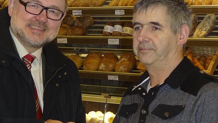 Bürgermeister Robert Herrmann (links) wünschte dem Bäckermeister viel Glück für seinen neuen Betrieb.