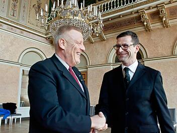 Per Handschlag besiegelt: Als Vorsitzender des Landestheater-Verwaltungsausschusses gratuliert Coburgs Oberbürgermeister Norbert Kastner (links) Intendant Bodo Busse zur Vertragsverlängerung bis Herbst 2019. Foto: Jochen Berger