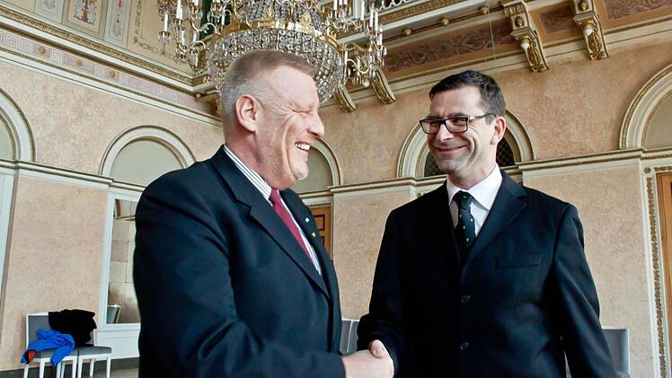 Per Handschlag besiegelt: Als Vorsitzender des Landestheater-Verwaltungsausschusses gratuliert Coburgs Oberbürgermeister Norbert Kastner (links) Intendant Bodo Busse zur Vertragsverlängerung bis Herbst 2019. Foto: Jochen Berger