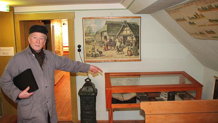In dieser Vitrine im obersten Stock des Dorfschulmuseums ist das Buch zu sehen.