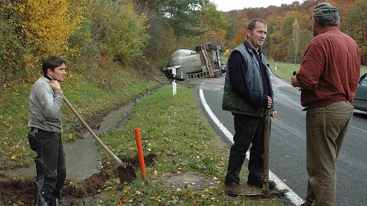 Eilends versuchten die Helfer, den Abfluss der Gülle zu verhindern.