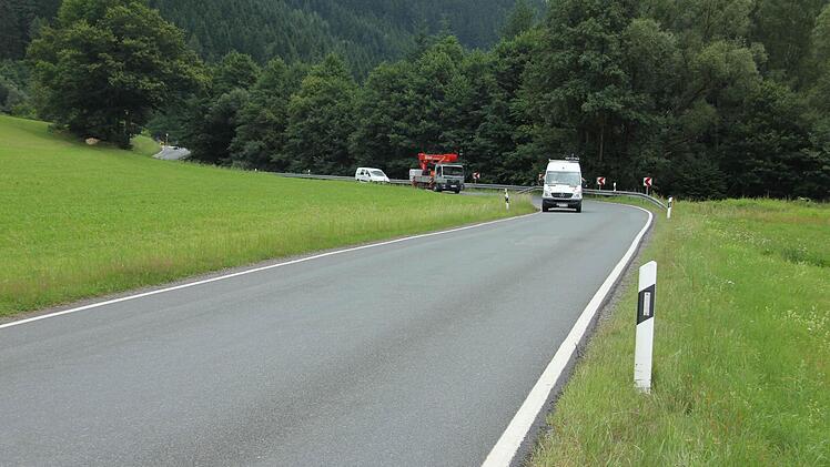 Die Kreisstraße zwischen der Staatsstraße 2200 (hinten, links Mitte) und Gifting soll für drei Millionen Euro saniert werden.  Foto: Friedwald Schedel