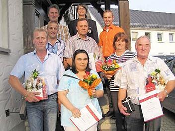 Nach der Ehrung: Marco Ridder, Ulrich Wachsmann, Wolfgang Fischer, BRK-Bereitschaftsleiterin Yvonne Bräutigam, Wolfgang Westhäuser, Ulrike Scheler, Bürgermeister Bernd Höfer, Renate Reinhardt und Bürgermeister Gerhard Höfer.  Foto: Martin Koch