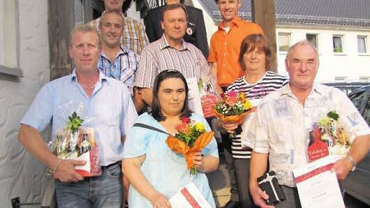 Nach der Ehrung: Marco Ridder, Ulrich Wachsmann, Wolfgang Fischer, BRK-Bereitschaftsleiterin Yvonne Bräutigam, Wolfgang Westhäuser, Ulrike Scheler, Bürgermeister Bernd Höfer, Renate Reinhardt und Bürgermeister Gerhard Höfer.  Foto: Martin Koch