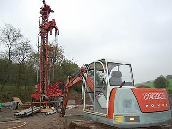 Der Brunnen II der Thulbaer Trinkwasserversorgung. Derzeit wird Sand aus dem Bohrloch abgepumpt. Danach soll bei einem Pumpversuch die Wasserschüttung festgestellt werden. Foto: Günther Straub