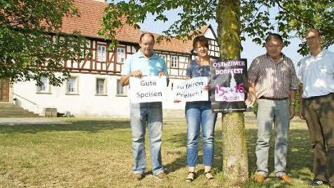 Beim Dorffest in Ostheim will der Bauernverband auf die Bedeutung regional erzeugter Lebensmittel hinweisen. Deshalb trafen sich (von links) vor dem Fest BBV-Vorstandsmitglied Klaus Schneider, Kreisbäuerin Cäcilie Werner, der Vorsitzende des SV Ostheim, Karl-Heinz Scheuring, und BBV-Geschäftsführer Klaus Pieroth am Festplatz.  Foto: Sabine Weinbeer