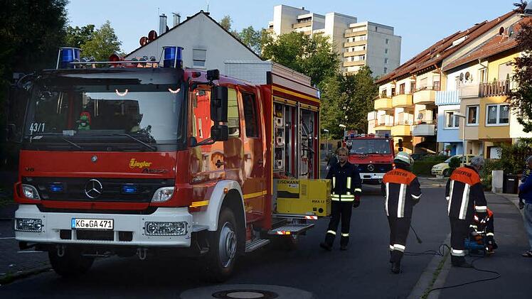 Ein Wasserschaden in einem Wohnhaus in Garitz löste am Freitag einen größeren Feuerwehreinsatz.  Foto: Peter Rauch