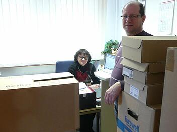 Sitzen sozusagen auf gepackten Koffern: Marga Geck und Joachim Walter von der BBV-Geschäftsstelle Lichtenfels zwischen gestapelten Umzugskartons.  Foto: Popp