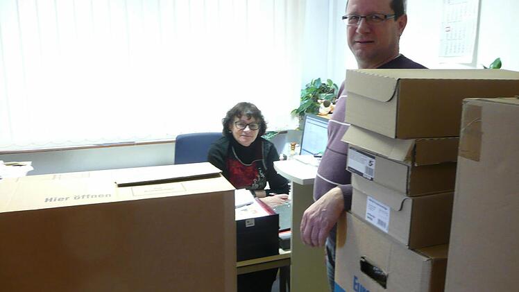 Sitzen sozusagen auf gepackten Koffern: Marga Geck und Joachim Walter von der BBV-Geschäftsstelle Lichtenfels zwischen gestapelten Umzugskartons.  Foto: Popp