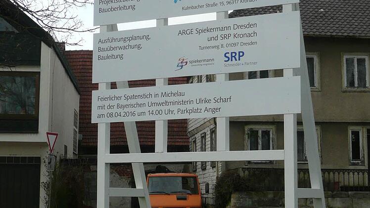 Ein riesiges Schild macht seit Wochen in Michelau auf den ersten Spatenstich am 8.4. aufmerksam. Foto: Popp