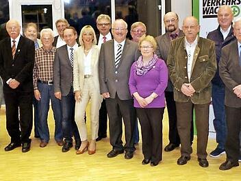Im Rahmen der Hauptversammlung der Kreisverkehrswacht wurden wieder bewährte Kraftfahrer ausgezeichnet. Mit im Bild der Vorsitzende Roland Pyka (7.  v. l.) und der Kronacher Polizeichef Uwe Herrmann (rechts).  Foto: Michael Wunder