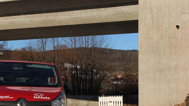 Gleich neben der Brücke ragt der Stumpf eines Probebohrpfahls aus dem Boden. Wenn sich erweist, dass solche Pfähle ein weiteres Setzen des Untergrunds verhindern, soll die Brücke damit unterfangen werden.