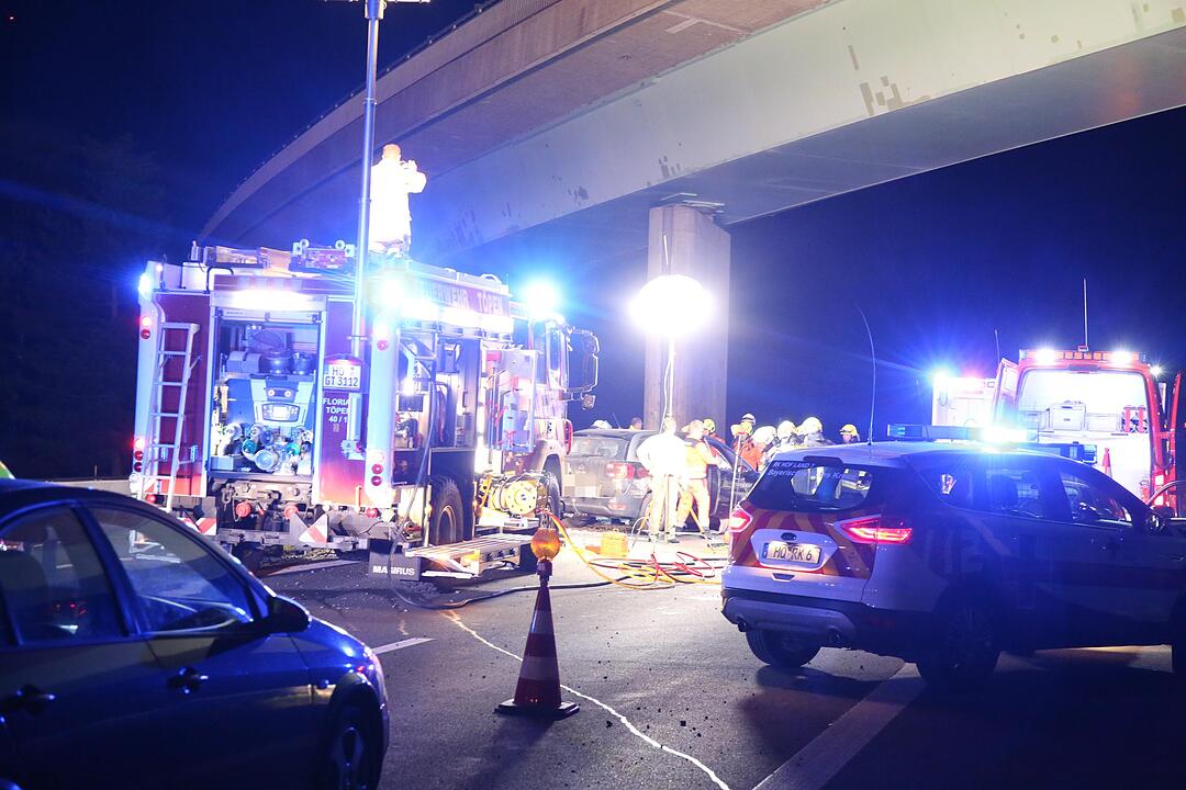 Autofahrerin kracht mehrfach in Leitplanke - Drei Insassen des Wagens verletzt – Feuerwehr muss eingeschlossene Fahrerin befreien