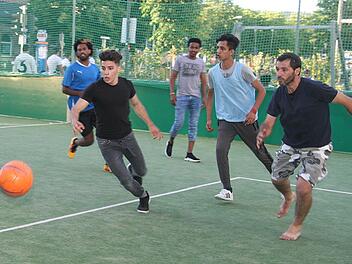 Wenn es um Fußball geht, verstehen sich Sportler der unterschiedlichsten Nationen: Auf dem neuen Soccer-Court vor der Alten Spinnerei war bei der "Sport vor Mitternacht"-Aktion richtig viel los. Fotos: Sonny Adam