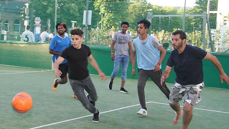 Wenn es um Fußball geht, verstehen sich Sportler der unterschiedlichsten Nationen: Auf dem neuen Soccer-Court vor der Alten Spinnerei war bei der "Sport vor Mitternacht"-Aktion richtig viel los. Fotos: Sonny Adam