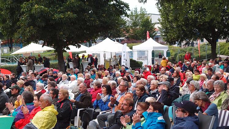 Impressionen vom Open-Air-Konzert im Freibad Neustadt.Foto: Jochen Berger