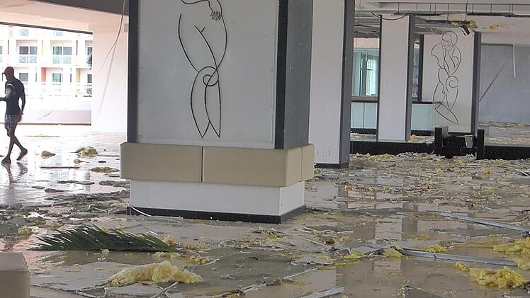 Wenige Tage später: Der Sturm verwüstet die Lobby.....