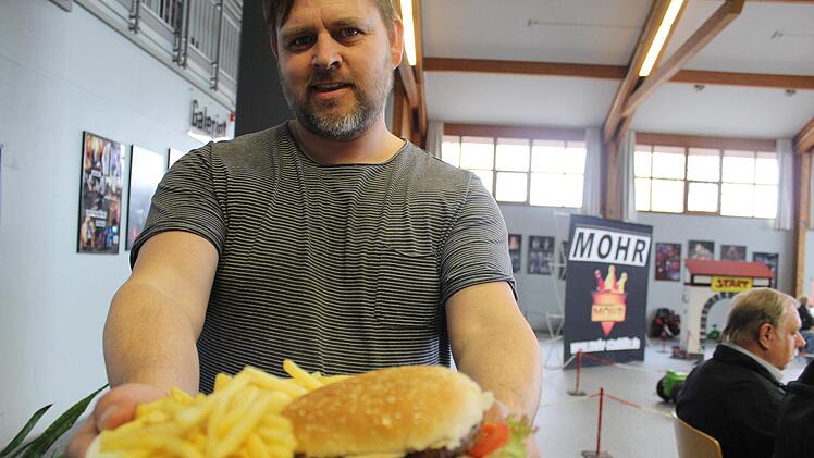 Was hat ein Burger mit einer Baumesse zu tun, möchte man sichfragen. Messeinitiator Heiko Bayerlipp kennt die Antwort, er servierte den Bauherren-Burger.Markus Häggberg