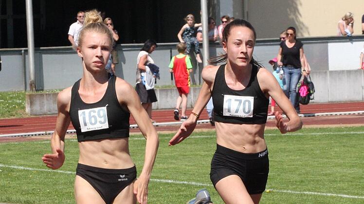 Viviane Heilmann (links) und Anna Lukaschewitsch (rechts) waren die überragenden Athletinnen der Jugend bei den Kreismeisterschaften in Bad Kissingen.Reinhold Nürnberger