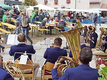 Brotzeit mit Musik beim Herbstfest in Oberschleichach Foto: Sabine Weinbeer