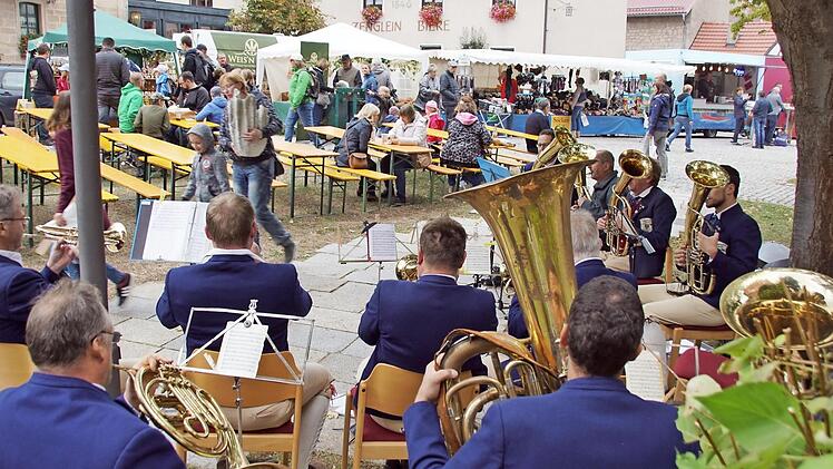 Brotzeit mit Musik beim Herbstfest in Oberschleichach Foto: Sabine Weinbeer