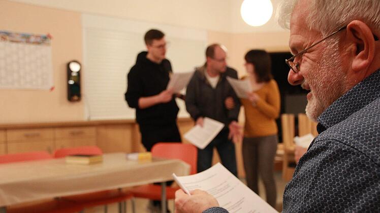 Manche Passagen im Rhöner Dialekt sorgen selbst bei Anton Büchs für einen Schmunzler. Johannes Schlereth