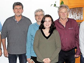 Neuwahlen und Ehrungen standen bei der Jahreshauptversammlung des FC Nordhalben an. Im Bild (v.l.) der neue Kassier Dieter Schultes, der scheidende Vorsitzende Helmut Hellgoth, der gleichzeitig für 50 Jahre Mitgliedschaft geehrt wurde, Stefan Wunder (ebenfalls 50 Jahre Mitglied), die neue Vorsitzende Stefanie Birke, Zweiter Vorsitzender Oswin Michel und Schriftführer Pascal Müller  Foto: Michael Wunder