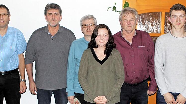 Neuwahlen und Ehrungen standen bei der Jahreshauptversammlung des FC Nordhalben an. Im Bild (v.l.) der neue Kassier Dieter Schultes, der scheidende Vorsitzende Helmut Hellgoth, der gleichzeitig für 50 Jahre Mitgliedschaft geehrt wurde, Stefan Wunder (ebenfalls 50 Jahre Mitglied), die neue Vorsitzende Stefanie Birke, Zweiter Vorsitzender Oswin Michel und Schriftführer Pascal Müller  Foto: Michael Wunder