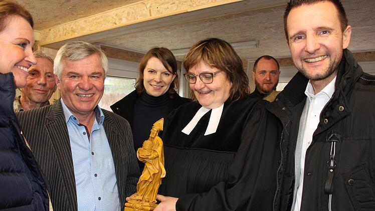 Pfarrerin Anne Salzbrenner segnete eine Wachsfigur des heiligen Ambrosius, Schutzpatron der Imker. Links Vereinsvorsitzender Stefan Ruppenstein.