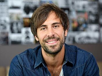 Der Sänger Max Giesinger lächelt am Rande eines Interview-Termins.  Wohnzimmerkonzert statt Livetour: Giesinger und sechs weitere Popmusiker wollen am Sonntagabend per Livestream für ihre Fans spielen. Foto: Britta Pedersen/dpa