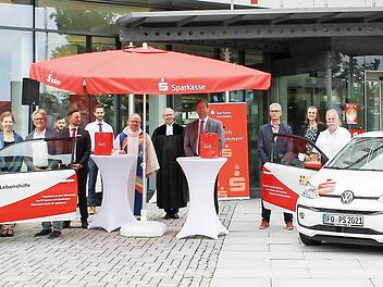 Die Übergabe fand vor der Hauptstelle der Sparkasse Forchheim statt (v. l.): Ewald Maier, Romy Heise und Wolfgang Badura (Lebenshilfe Forchheim) mit Berater Florian Hartlieb, Pfarrer Martin Emge und Pfarrer Enno Weidt, Hermann Ulm, Uwe Kirschstein, Walter Horsch und Lukas Hänsch (ASB Forchheim) mit Berater Johannes Stadter.