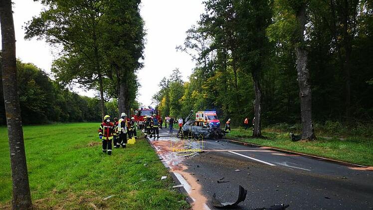 Unfall bei Michelau: Auto brennt komplett aus