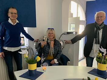 Hannelore Merten sitzt schon mal f&uuml;r unser Foto in der Ehrenloge Probe. Sie geht seit 2015 zum Stammtisch in Bad Kissingen, den Herbert Schmidt (rechts) von "Menschen f&uuml;r Menschen" organisiert. Die 77-J&auml;hrige kommt sehr gerne, denn hier hat sie viele Freunde gefunden. Anja Schneider (links) von LachfALTen k&uuml;mmert sich wie Schmidt ehrenamtlich um Senioren und betreibt mit ihm das neue B&uuml;ro. Foto: Kerstin V&auml;th