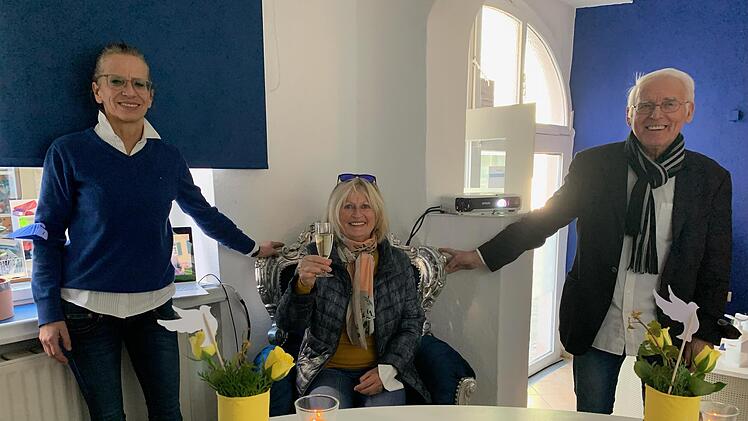 Hannelore Merten sitzt schon mal f&uuml;r unser Foto in der Ehrenloge Probe. Sie geht seit 2015 zum Stammtisch in Bad Kissingen, den Herbert Schmidt (rechts) von "Menschen f&uuml;r Menschen" organisiert. Die 77-J&auml;hrige kommt sehr gerne, denn hier hat sie viele Freunde gefunden. Anja Schneider (links) von LachfALTen k&uuml;mmert sich wie Schmidt ehrenamtlich um Senioren und betreibt mit ihm das neue B&uuml;ro. Foto: Kerstin V&auml;th