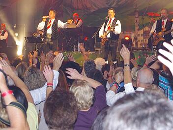 Bei ihrem Konzert in Neukenroth begeisterten die Kastelruther Spatzen rund 2000 Fans. Fotos: Schülein