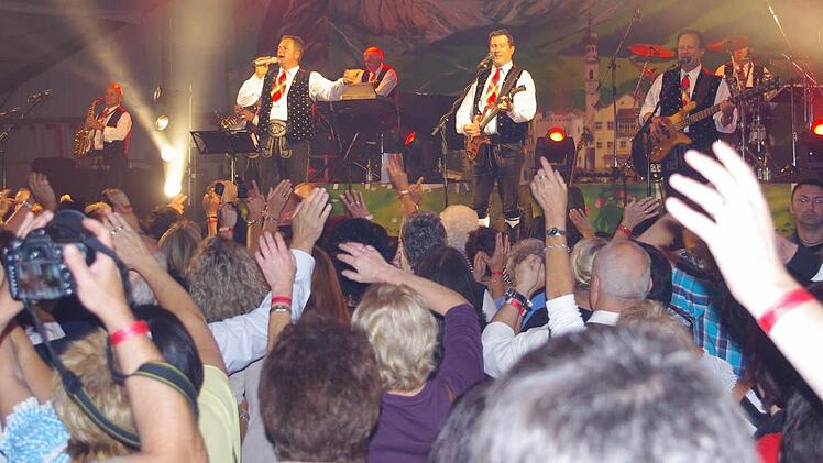 Bei ihrem Konzert in Neukenroth begeisterten die Kastelruther Spatzen rund 2000 Fans. Fotos: Schülein