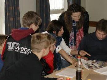 Was wollen die Roßstadter Kinder und Jugendlichen künftig auf ihrem Spielplatz haben? Mit Mario Pfister von der Stadtverwaltung wälzten sie Kataloge und wählten eine Ausstattung aus. Bürgermeister Michael Ziegler freute sich über das rege Interesse an der Jugend-Bürgerversammlung.Fotos: Sabine Weinbeer