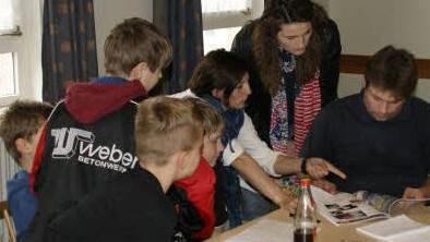 Was wollen die Roßstadter Kinder und Jugendlichen künftig auf ihrem Spielplatz haben? Mit Mario Pfister von der Stadtverwaltung wälzten sie Kataloge und wählten eine Ausstattung aus. Bürgermeister Michael Ziegler freute sich über das rege Interesse an der Jugend-Bürgerversammlung.Fotos: Sabine Weinbeer