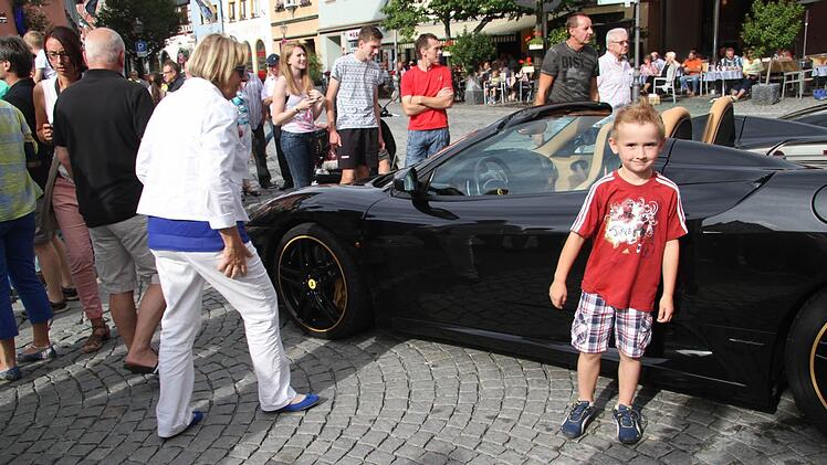Leon Hutschreuther aus Neuenmarkt findet den schwarzen Ferrari richtig gut, "aber ein roter wäre auch nicht schlecht".