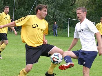 ASC-Spielertrainer Alexander Genschel (weißes Trikot) und seine Mannschaft trumpfen in der A-Klasse Coburg 3 bisher groß auf. Foto: Wolfgang Dietz