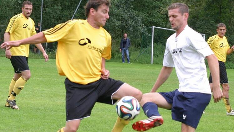 ASC-Spielertrainer Alexander Genschel (weißes Trikot) und seine Mannschaft trumpfen in der A-Klasse Coburg 3 bisher groß auf. Foto: Wolfgang Dietz
