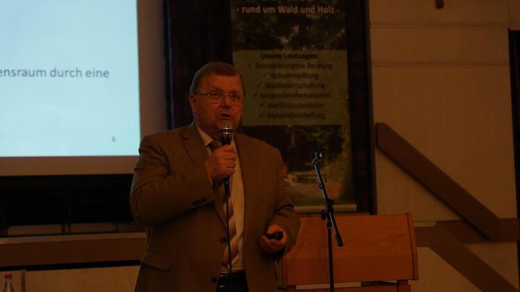 Olaf Schmidt vom Bayerischen Landesamt für Wald- und Forstwirtschaft (LWF) hielt einen Vortrag zum Waldnaturschutz.