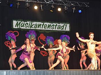Die Tanzschule Gehde verführte mit Samba der Kulturen. Foto: K.- H. Hofmann
